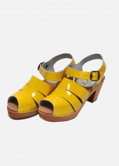 Unpaired Running Shoes